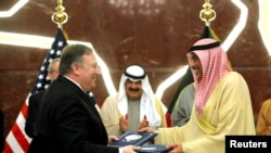 Menlu AS Mike Pompeo dan Menlu Kuwait Sheikh Sabah Al-Khalid Al-Sabah bertukar dokumen yang ditandatangani di Kota Kuwait, Kuwait, 20 Maret 2019.