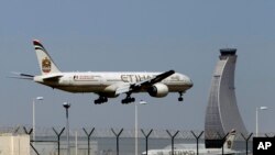 Sebuah pesawat penumpang milik maskapai penerbangan Etihad Airways bersiap untuk melakukan pendaratan di bandara Abu Dhabi, Uni Emirat Arab, 4 Mei 2014. (AP Photo/Kamran Jebreili, File). 