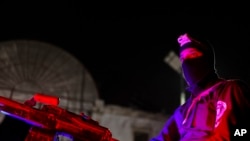 দামেস্কে বর্ধিত নিরাপত্তা ব্যবস্থার মধ্যে সিরিয়ার সরকারি বাহিনী মোতায়েন করা হয়েছে। সুত্রগুলি জানিয়েছে সিরিয়ার জাবেলহতে বৃহস্পতিবার রাতে এক আচমকা আক্রমণে নিরাপত্তা বাহিনীর এক ডজনেরও বেশি সদস্য নিহত হয়। 