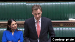 提出緊急質詢的英國在野保守黨影子內政大臣范翹思（Chris Philp，又譯菲利普）3月4日在下議院會議上發言。(照片來源：英國國會 / UK Parliament)