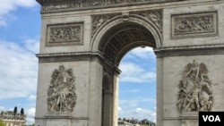 The crowd was small, Sept. 7, 2019, at the Arc de Triomphe in Paris, once a site of major yellow vest protests. (L. Bryant/VOA) 