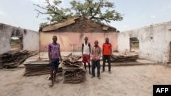 Des fidèles dans le bâtiment incendié de l'église catholique Saint-Pierre lors d'une attaque dans l'État de Benue, Nigeria, 10 mai 2016.