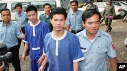 លោកប៊ន សំណាង​​និង​​លោក​សុខ សំអឿន​​ត្រូវ​​​អនុរក្ស​​ពន្ធនាគា​រ​នាំ​ឡើង​តុលាការ។​​​