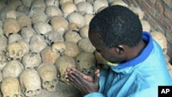Un survivant prie à côté de crânes des victimes du génocide à Nyamata, Rwanda (avril 2004)