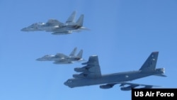 美国太平洋空军在X平台公布的照片显示日本自卫队战斗机与一架美国空军B-52H轰炸机2025年12月10日在日本海上空演习。