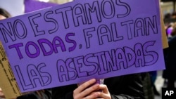 Miles de activistas salieron a las calles de las principales ciudades de países como México, Colombia, Perú, Argentina y España, en el marco del Día Internacional de la Eliminación de la Violencia contra la Mujer.