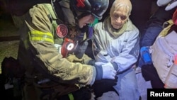 烏克蘭國家緊急服務局在第聶伯羅彼得羅夫斯克州的新聞社發布的照片顯示，在克里維里赫一處俄羅斯導彈襲擊現場，救援人員治療一名受傷的居民。(2025年3月14日)