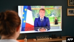 គ្រួសារ​បារាំង​មួយ​មើល​សុន្ទរកថា​របស់​លោក Emmanuel Macron ប្រធានាធិបតី​បារាំង អំពី​ស្ថានភាព​ពាក់ព័ន្ធ​នឹង​ជំងឺ​កូវីដ១៩ កាលពី​ថ្ងៃទី១៤ ខែមិថុនា ឆ្នាំ២០២០។