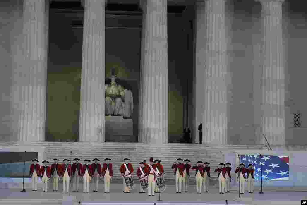 ក្រុម​តន្ត្រី​យោធា​ជាតិ U.S. Army Old Guard Fife and Drum Corps ប្រគុំ​តន្ត្រី​នៅ​ក្នុង​កម្មវិធី​តន្ត្រី​មុន​ការ​ស្បច​ចូល​កាន់​តំណែង &ldquo;Make America Great Again! Welcome Celebration&rdquo; នៅ​បូជនីយដ្ឋាន Lincoln Memorial នៅ​រដ្ឋធានី​វ៉ាស៊ីនតោន កាលពី​ថ្ងៃទី១៩ ខែមករា ឆ្នាំ២០១៧។