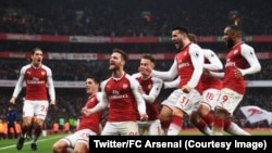 Les "Gunners" d'Arsenal célèbrant leur victoire contre Tottenhamen en ouverture de la 12e journée de Premier League, Londres, 18 novembre 2017.