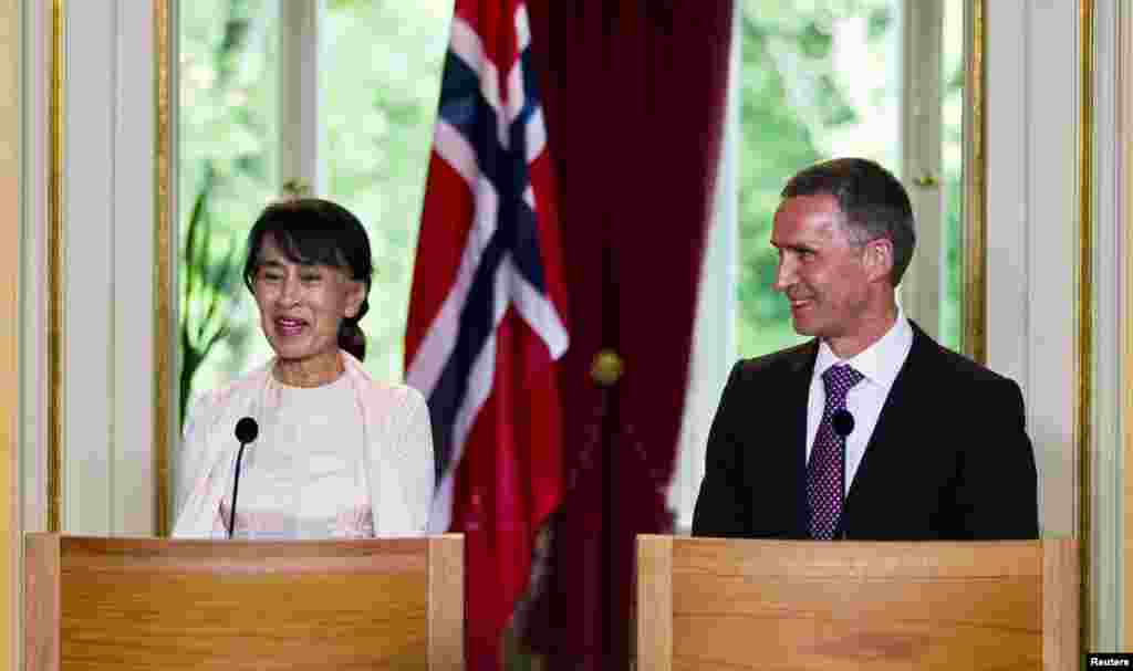 Aung San Suu Kyi attends a news conference with Norway&#39;s Prime Minister Jens Stoltenberg in central Oslo, June 15, 2012.