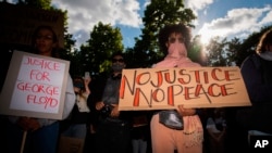 កម្រងរូបភាព VOA៖ ពលរដ្ឋ​នៅ​ក្នុង​ទីក្រុង​មួយ​ចំនួន​ក្នុង​ពិភពលោក​តវ៉ា​អំពី​ការស្លាប់​របស់​លោក George Floyd