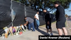 Stanovnici Hjustona ostavljaju cveće na kapiji NRG parka gde je održan Astrovorld festival (Foto: Rojters/Daniel Kramer)