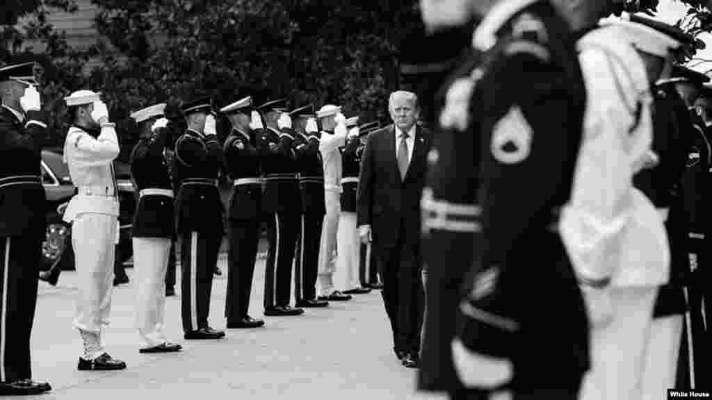 گالری عکس | حضور رئیس جمهوری آمریکا در مراسم گرامی‌داشت یاد قربانیان حملات تروریستی یازدهم سپتامبر در بیست و چهارمین سالگرد این حملات در پنتاگون (پنج‌شنبه ۲۰ شهریور ۱۴۰۴) 