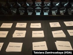 Открытки с воззваниями Йоко: «Мир – это сила», «Сдавайся миру», «Вообрази мир»