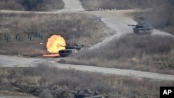 Tank K1A2 milik militer Korea Selatan melepaskan tembakan dalam latihan menembak di Pocheon, Korea Selatan, sebagai bagian dari latihan militer gabungan tahunan AS-Korsel Freedom Shield pada 14 Maret 2024. (Foto: Jung Yeon-je/Pool via AP)