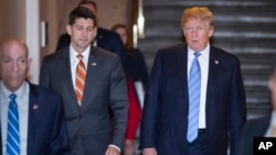 Tổng thống Donald Trump (phải) đi đến cuộc họp tại Hạ viện Mỹ để bàn về luật nhập cư vào ngày 19/6/2018.