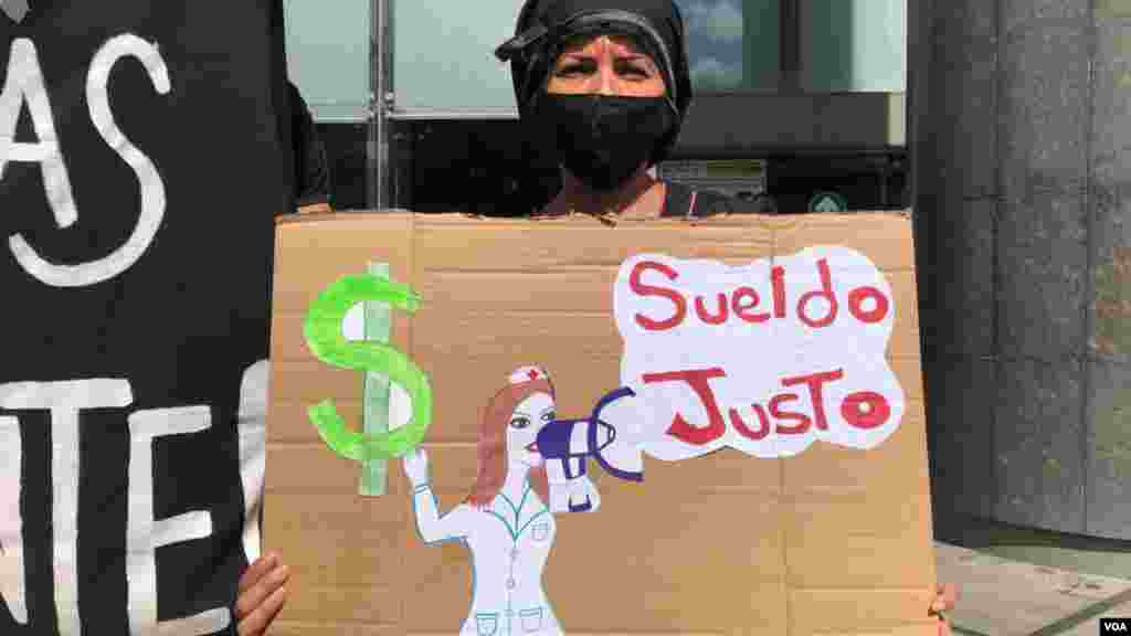 “Nos estamos sintiendo reprimidos. Nos estamos sintiendo destruidos porque no estamos a la par de los educadores del mundo”, apuntó Alex Azuaje, presidente del Sindicato de Trabajadores de la Educación de Caracas, a la VOA en la protesta.