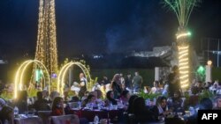 Iračani sjede u popularnom kafiću u starom gradu Mosulu 2. septembra 2024., sedam godina nakon što je grupa Islamska država (IS) protjerana iz grada na sjeveru Iraka.