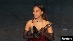 অস্কার হাতে আবেগ-আপ্লুত যোই সালদানা। ফটোঃ ২ মার্চ, ২০২৫।