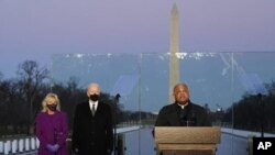 En esta fotografía de archivo del martes 19 de enero de 2021, el presidente electo Joe Biden y su esposa, Jill, escuchan al cardenal Wilton Gregory, arzobispo de Washington, pronunciar las preces durante una ceremonia en honor de víctimas del COVID-19.