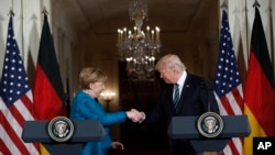 Tổng thống Hoa Kỳ Donald Trump bắt tay với Thủ tướng Đức Angela Merkel tại Tòa Bạch Ốc. 