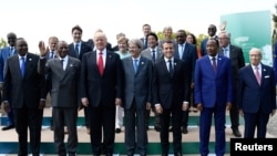 Première ligne, de gauche à droite : le président kenyan Uhuru Kenyatta, le président guinéen Alpha Conde, le président américain Donald Trump, le Premier ministre italien Paolo Gentiloni, le président français Emmanuel Macron, le président nigérien Maha
