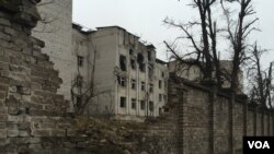 FILE - Scars of the early days of the war in 2014 remain fresh, Donetsk region, Ukraine, March 6, 2016. (L. Ramirez/VOA)