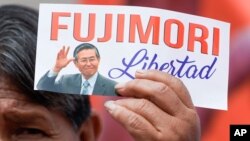 ARCHIVO - Un simpatizante del expresidente de Perú, Alberto Fujimori, captado el 6 de diciembre de 2023, mientras se concentraban en Callao, para pedir por la liberación del exmandatario mientras corría trámite por libertad ante Corte Suprema. 