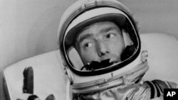 Ảnh chụp Phi hành gia Scott Carpenter trong bộ đồ vũ trụ chuẩn bị bay lên quỹ đạo, tại mũi Canaveral, bang Florida, 24/5/1962

