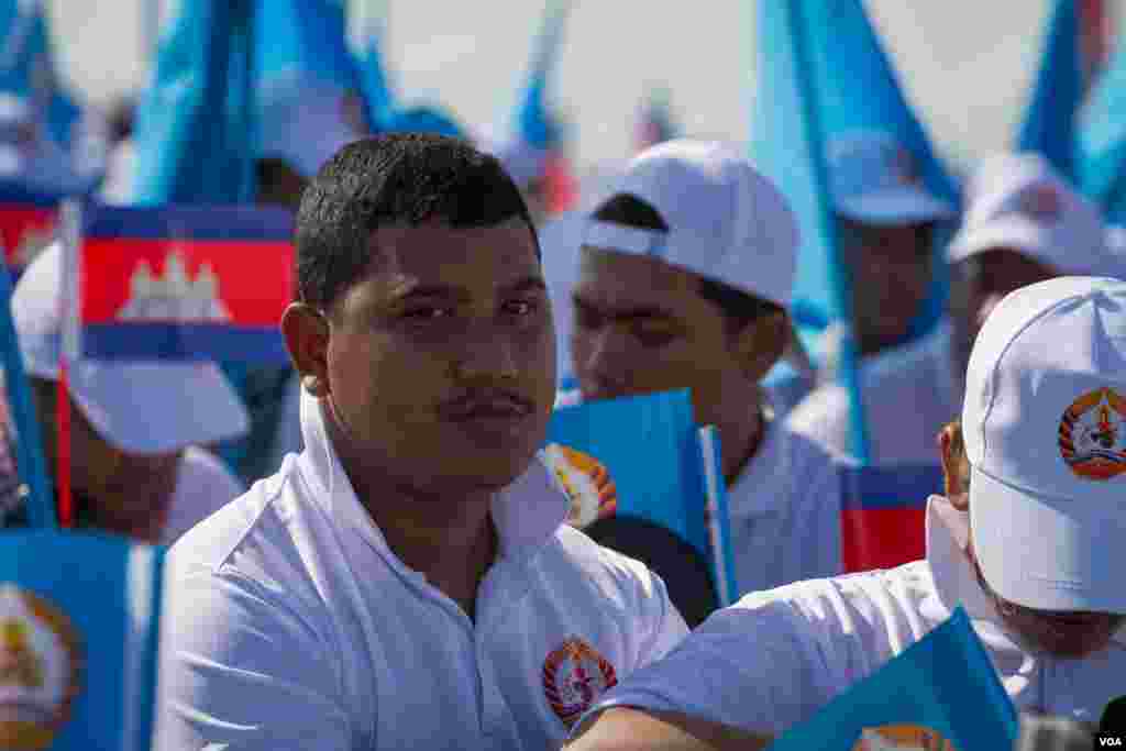 អ្នក​គាំទ្រ​របស់​គណបក្ស​ប្រជាជន​កម្ពុជា​អង្គុយ​ជា​មួយ​ក្រុម​ខ្លួន​ ក្នុង​ពេល​កំពុង​រងចាំ​លោក​ ​ហ៊ុន សែន​ ​បញ្ចប់​សុន្ទរកថា​របស់​លោក​ នាថ្ងៃទី​០២​ខែ​មិថុនា​ឆ្នាំ​២០១៧​ ជា​ថ្ងៃ​បញ្ចប់​នៃ​យុទ្ធនាការ​ឃោសនា​បោះ​ឆ្នោត​ឃុំ-សង្កាត់។​ (នៅ វណ្ណារិន/VOA)