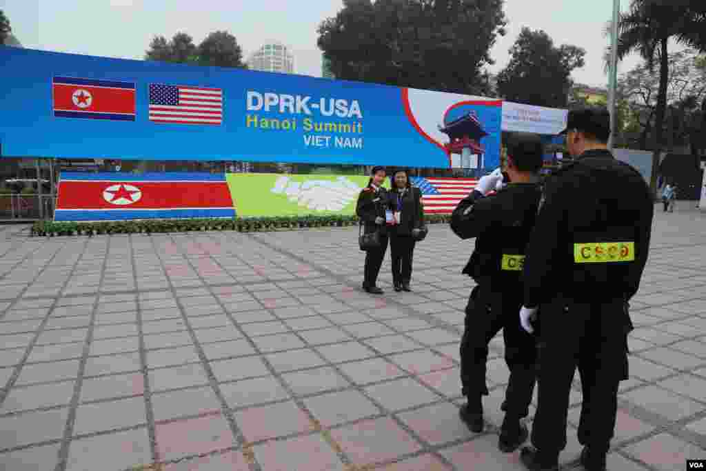 روز دوم نشست ترامپ - کیم | نظامیانی که امنیت نشست را بر عهده دارند، در مرکز رسانه&zwnj;ای عکس یادگاری می&zwnj;گیرند.