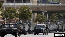 Tentara Lebanon mengamankan jalanan Beirut yang ditutup setelah ditutup pasca bentrokan antara aktivis anti-Hezbollah dengan penduduk (9/6).