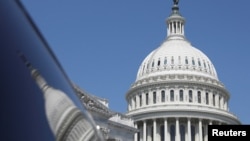 Спикерот Мајк Џонсон вчера рече дека Претставничкиот дом ќе ја разгледа помошта оваа недела, но ќе ја поделат во посебни закони