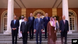 Perdana Menteri Spanyol Pedro Sanchez (tengah), berfoto bersama Menteri Luar Negeri Spanyol Jose Manuel Albares (barisan depan, nomer dua dari kiri) di Istana Moncloa di Madrid, Spanyol, Rabu, 29 Mei 2024. (AP/Manu Fernandez)