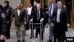 Weinstein (67 tahun), meninggalkan gedung pengadilan New York Senin (6/1), dengan menggunakan alat bantu jalan pasca operasi punggung baru-baru ini.