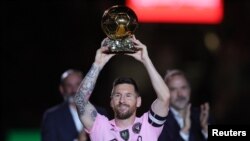 El jugador del Inter Miami, Leo Messi, muestra su octavo Balón de Oro ante la afición del equipo este viernes 10 de noviembre de 2023.