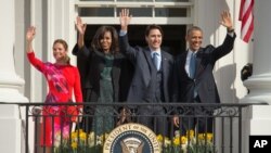 លោក​ប្រធានាធិបតី​ បារ៉ាក់ អូបាម៉ា និង​លោកស្រី Michelle Obama បក់​ដៃ​ជាមួយ​នឹង​លោក​នាយក​រដ្ឋ​មន្រ្តី Justin Trudeau និង​ភរិយា​របស់​លោក​គឺ​លោក​ស្រី Sophie Gregoire នៅ​ក្នុង​ពិធី​ស្វាគមន៍​ការ​អញ្ជើញ​មក​ដល់​របស់​ប្រតិភូ​កាណាដា នៅ​សេតវិមាន កាលពី​ថ្ងៃទី១០ ខែមីនា ឆ្នាំ២០១៦។