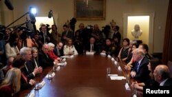 Presiden Donald Trump (tiga dari kanan), mendengarkan Pemimpin Mayoritas Kongres Kevin McCarthy (ketiga dari kiri), berbicara dalam forum mengenai California sebagai kota perlindungan para imigran di di Gedung Putih, Washington, 16 Mei 2018. 