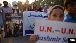 Pakistani Kashmiris carry placards to show their solidarity with Indian Kashmiri Muslims during an anti-Indian protest in Islamabad, Sept. 26, 2016.