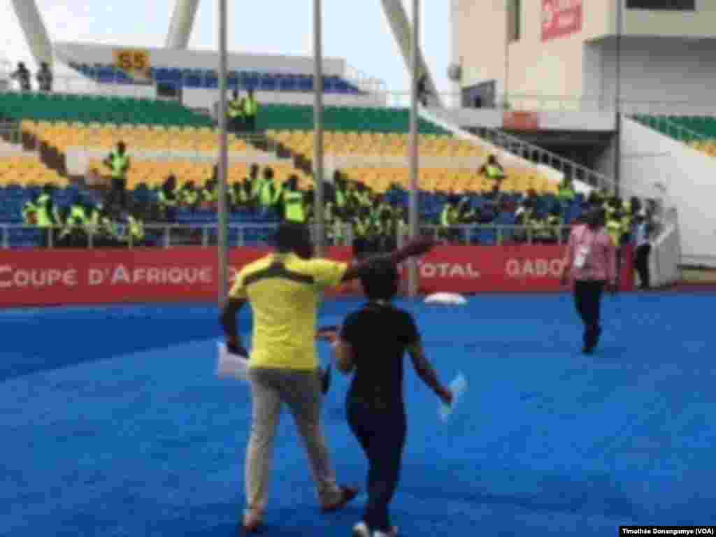 Les volontaires recevant les dernières instructions au stade de l&#39;Amitié de Libreville, Gabon, 14 janvier 2017. (VOA/Timothée Donangmaye)