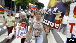 Venezolanos marchan en una manifestación contra la violencia en Caracas.