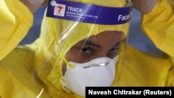 U Americi je trenutno oko šezdeset hiljada ljudi obolelo od novog koronavirusa, više od 800 ljudi je umrlo, a najmanje 23 savezne države zabranile su rad svih firmi koje nisu od vitalnog značaja.