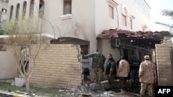 Polisi Libya memeriksa lokasi ledakan bom di pintu masuk kediaman duta besar Iran di Tripoli, 22 Februari 2015.