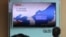 Công chúng tại một ga tàu điện ở thủ đô Seoul của Nam Triều Tiên theo dõi tin Bắc Triều Tiên phóng tên lửa hôm 29/5/2017.