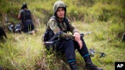 Combattante des FARC dans le département d'Antioquia, où de nombreuses exécutions extrajudiciaires ont été commises par l'armée colombienne lors des combats contre les rebelles (AP/Rodrigo Abd/6 janvier 2016)