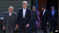 Menlu AS John Kerry (kanan) bersama Presiden Afghanistan Ashraf Ghani sebelum pertemuan di Camp David, Maryland Senin (23/3).