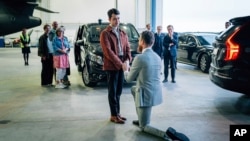 یوهان فلودروس از دوست پسرش خواستگاری کرد.