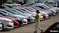 Barisan mobil Toyota di sebuah toko di Pasadena, California. (Foto: Dok)