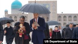AQSh Davlat kotibi Jon Kerri va O'zbekistondagi elchi Pamela Spratlen, Samarqand, 1-noyabr, 2015-yil